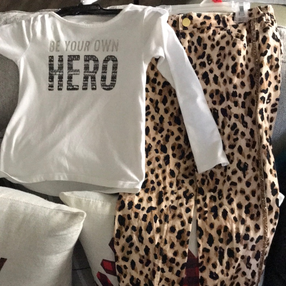 Girls cheetah set, with gold detail on side. Key hold long sleeve top.